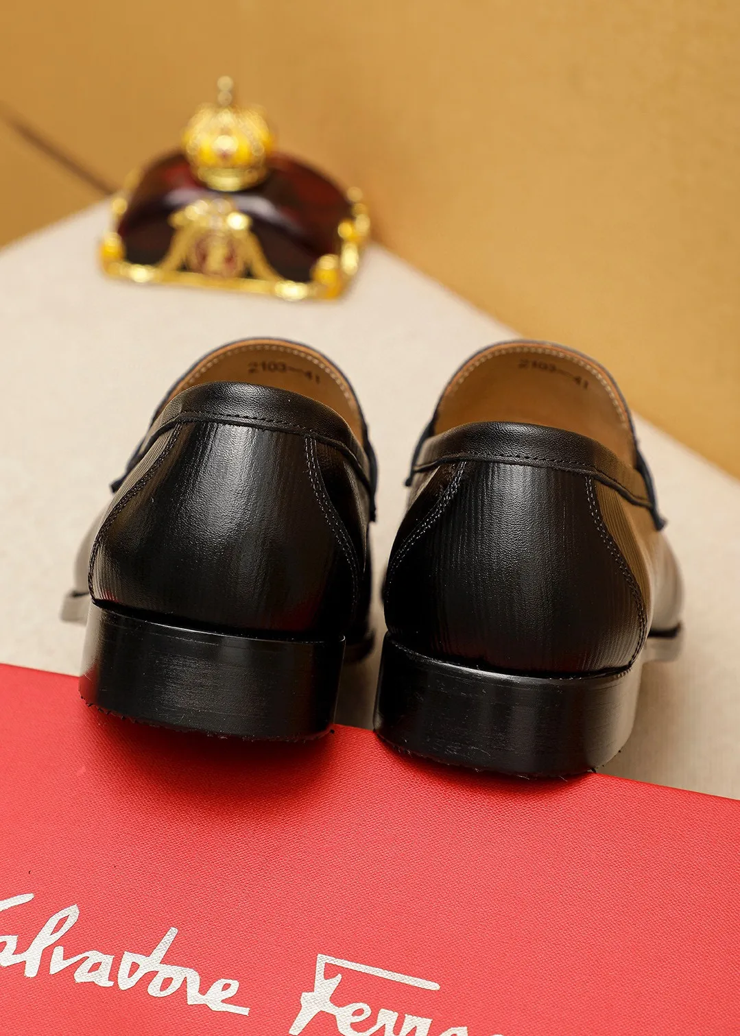 Men's shoes 💰460 💐 Product trademark: Ferragamo "Ferragamo" casual leather shoes Regular size: 38-44 (45.46🉑️customized) Product materials: Selected imported first-layer calfskin embossed upper + luxury hardware buckle, imported water-dyed cow leather lining. Strong three-dimensional visual effect, original outsole color: 1⃣️color optional